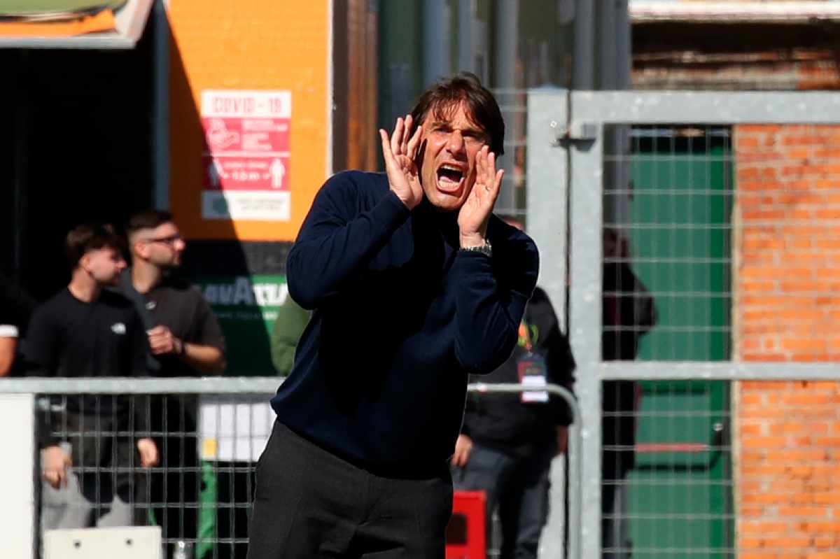 Antonio Conte in panchina durante Venezia-Napoli