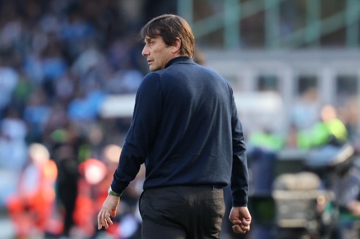 Antonio Conte serio in campo 