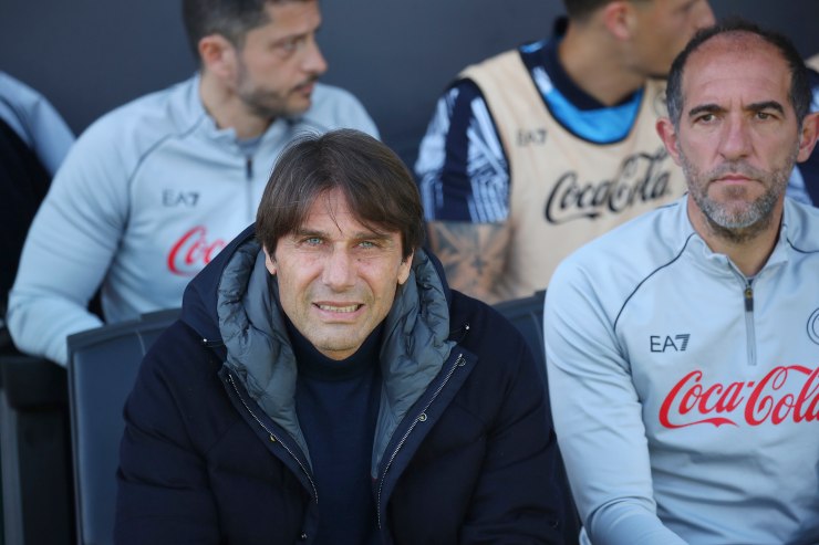 Conte allenatore del Napoli in panchina 