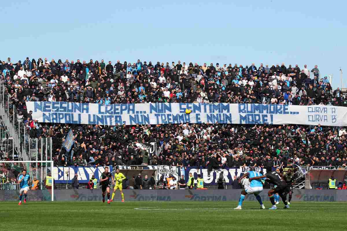 Striscione sul terremoto a Napoli