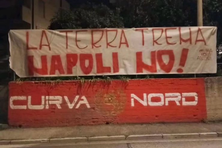 Striscione tifosi Ancona per Napoli dopo il terremoto