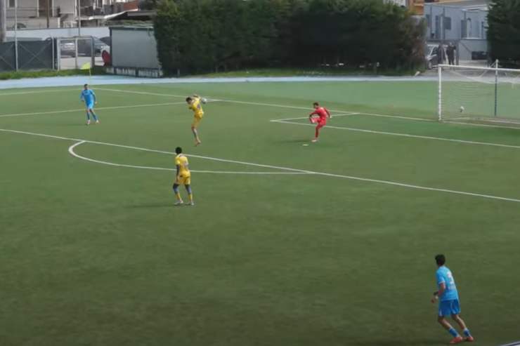 Il fallo di mano non sanzionato sul secondo gol del Frosinone contro il Napoli Primavera