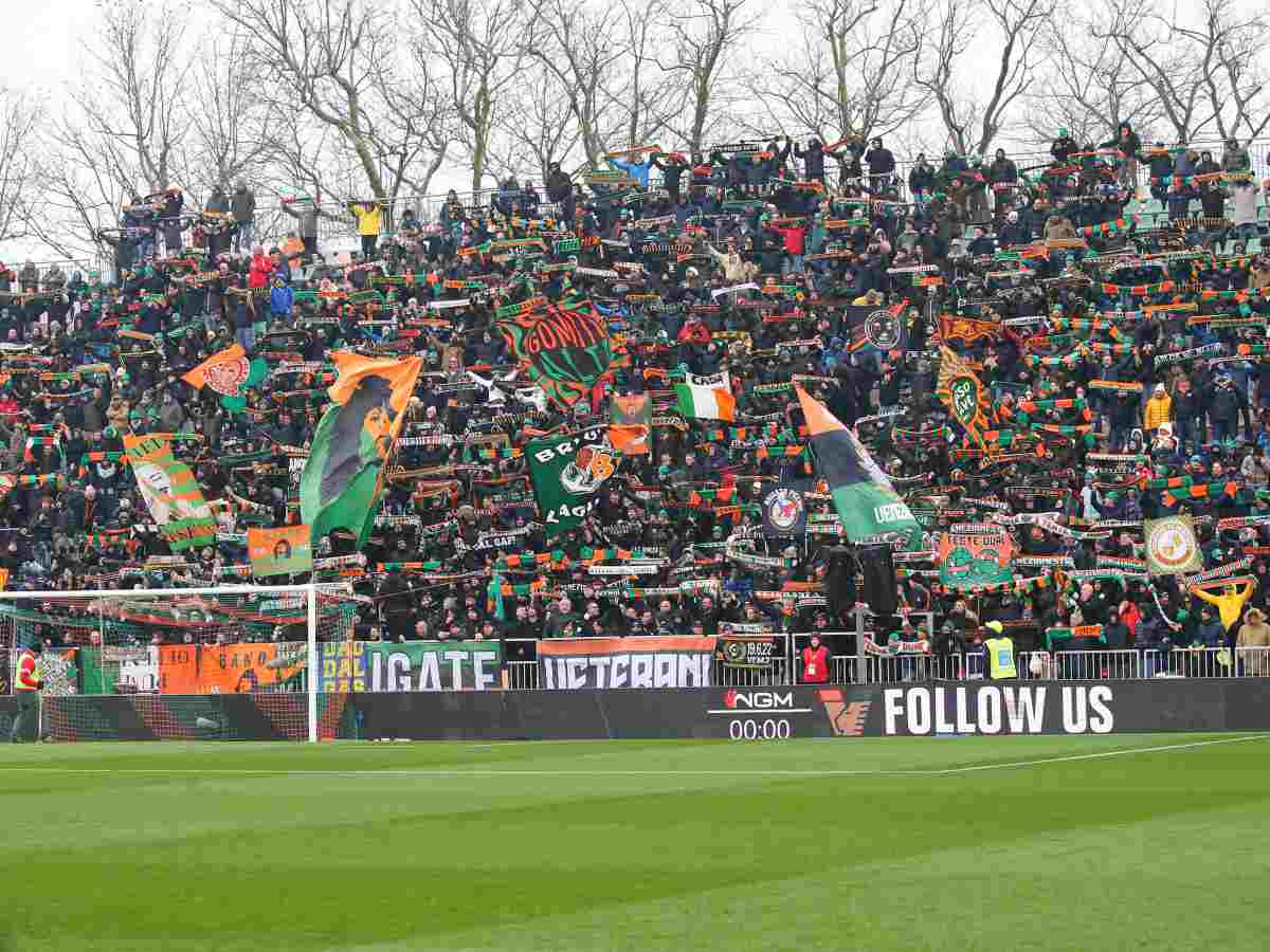 Venezia Napoli, lancio di bottiglia verso i tifosi azzurri